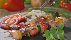 Huile d'olive se renversante au-dessus des brochettes grillées de viande Huile d'olive se renversante au-dessus des brochettes grillées de viande