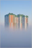 Huis in de mist in de vroege ochtend stock afbeeldingen Huis in de mist in de vroege ochtend stock afbeeldingen