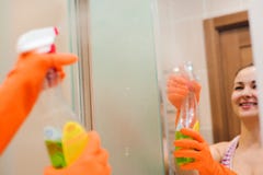 Huis die houden: schoonmakende badkamersgootsteen met nevel stock afbeelding Huis die houden: schoonmakende badkamersgootsteen met nevel stock afbeelding