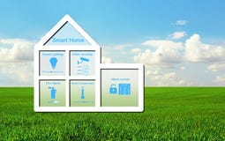 Huis met een slim huissysteem op een achtergrond van groen gras Stock Afbeelding Huis met een slim huissysteem op een achtergrond van groen gras Stock Afbeelding
