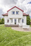 Huis met een terras stock foto's Huis met een terras stock foto's