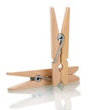 Huishoudendingen, houten die wasknijpers op wit worden geïsoleerd Stock Afbeeldingen Huishoudendingen, houten die wasknijpers op wit worden geïsoleerd Stock Afbeeldingen