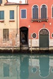 Huizen die in het smalle kanaal in Venetië, Italië nadenken royalty-vrije stock foto Huizen die in het smalle kanaal in Venetië, Italië nadenken royalty-vrije stock foto