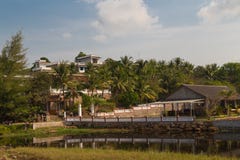 Huizen op de kust van een tropisch meer royalty-vrije stock afbeelding Huizen op de kust van een tropisch meer royalty-vrije stock afbeelding