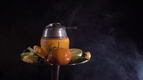 Huka mit ornage Schüssel und Früchten stock video footage Huka mit ornage Schüssel und Früchten stock video footage