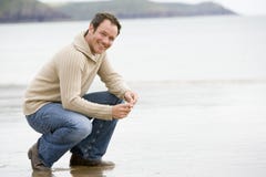 huka sig ned man för strand royaltyfri foto huka sig ned man för strand royaltyfri foto