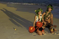 Hula de danse de couples photo libre de droits Hula de danse de couples photo libre de droits