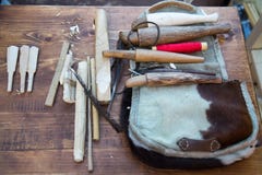 Hulpmiddelen om houten instrumentenzhaleyka, fluiten te maken Selectieve nadruk royalty-vrije stock foto's Hulpmiddelen om houten instrumentenzhaleyka, fluiten te maken Selectieve nadruk royalty-vrije stock foto's