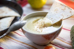 Hummus - alimento libanês tradicional Hummus na bacia tradicional com parte do tht de pão Imagem de Stock Royalty Free Hummus - alimento libanês tradicional Hummus na bacia tradicional com parte do tht de pão Imagem de Stock Royalty Free