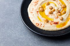 Hummus, chickpea upad z pikantność i pita, płaski chleb w czarnym talerzu kosmos kopii Fotografia Royalty Free Hummus, chickpea upad z pikantność i pita, płaski chleb w czarnym talerzu kosmos kopii Fotografia Royalty Free