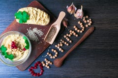 Hummus или houmous, закуска сделанная из помятых нутов с tahini, цитрон, чеснок, оливковое масло, петрушка, тимон и кедр Стоковые Фотографии RF Hummus или houmous, закуска сделанная из помятых нутов с tahini, цитрон, чеснок, оливковое масло, петрушка, тимон и кедр Стоковые Фотографии RF