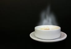 Humo de la sopa del maíz caliente en una taza blanca fotografía de archivo Humo de la sopa del maíz caliente en una taza blanca fotografía de archivo
