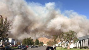 Humo grueso del fuego de Rye que quema al norte de Los Ángeles Humo grueso del fuego de Rye que quema al norte de Los Ángeles