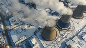 Humo y vapor de las chimeneas en una central térmica Tiro del abejón Humo y vapor de las chimeneas en una central térmica Tiro del abejón