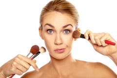 Humorvolles Bild der Frau mit Verfassungspinseln stockfotografie Humorvolles Bild der Frau mit Verfassungspinseln stockfotografie