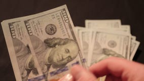 Hundert Dollarscheine betrachten Hundert Dollarscheine betrachten