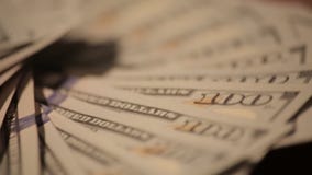 Hundert Dollarscheine, die 6 spinnen Hundert Dollarscheine, die 6 spinnen