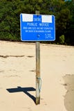 Hundkapplöpning och katter som inte tillåts på det södra Stradbroke Island’ tecknet royaltyfria foton Hundkapplöpning och katter som inte tillåts på det södra Stradbroke Island’ tecknet royaltyfria foton