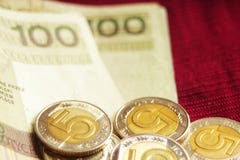 Hundratals polsk zloty tillsammans med fem zlotymynt på kunglig röd bakgrund arkivfoton Hundratals polsk zloty tillsammans med fem zlotymynt på kunglig röd bakgrund arkivfoton