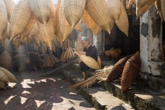Hung Yen, Vietnam - 9 juillet 2016 : Vieux yard de maison avec le piège en bambou de beaucoup de poissons et l'artisan féminin fa image libre de droits Hung Yen, Vietnam - 9 juillet 2016 : Vieux yard de maison avec le piège en bambou de beaucoup de poissons et l'artisan féminin fa image libre de droits