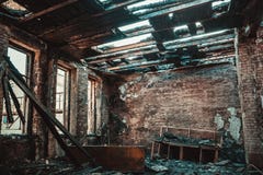Hus för bränd tegelsten som är inre med bränt möblemang, förstört byggande rum efter brand inom royaltyfri foto Hus för bränd tegelsten som är inre med bränt möblemang, förstört byggande rum efter brand inom royaltyfri foto