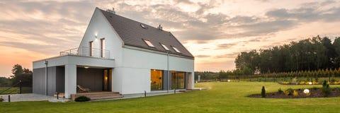 Hus i mitt av gräsplan arkivbild Hus i mitt av gräsplan arkivbild