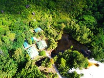 Hus och en sjö på Anse Lazio arkivfoton Hus och en sjö på Anse Lazio arkivfoton