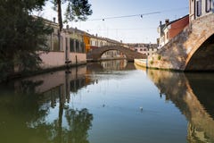 Hus och kanal i Comacchio, Italien royaltyfri fotografi Hus och kanal i Comacchio, Italien royaltyfri fotografi