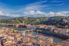 Hus och kullar av Arno River i Florence, Italien royaltyfria bilder Hus och kullar av Arno River i Florence, Italien royaltyfria bilder