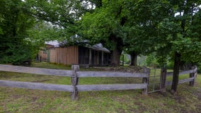 Hus p? straff?ngeslingan eller stor nordlig v?g mellan Bucketty och St Albans, NSW, Australien royaltyfri bild Hus p? straff?ngeslingan eller stor nordlig v?g mellan Bucketty och St Albans, NSW, Australien royaltyfri bild
