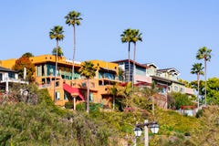 Hus upp på en kulle på en bostads- del av San Diego, Kalifornien arkivfoton Hus upp på en kulle på en bostads- del av San Diego, Kalifornien arkivfoton