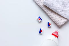 Hushållninguppsättning med handdukar och plast-flaskor i modell för bästa sikt för tvätteri arkivfoton Hushållninguppsättning med handdukar och plast-flaskor i modell för bästa sikt för tvätteri arkivfoton