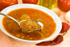 Hutspot-goelasj soep - met rode groene paprika en kubussen stock fotografie Hutspot-goelasj soep - met rode groene paprika en kubussen stock fotografie