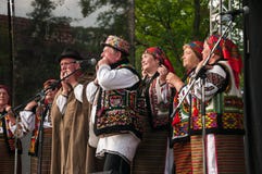 Hutsuly в фольклорных костюмах Украинские люди в традиционных костюмах на празднике стоковое изображение rf Hutsuly в фольклорных костюмах Украинские люди в традиционных костюмах на празднике стоковое изображение rf