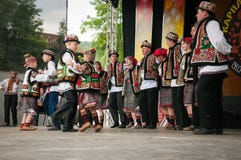Hutsuly в фольклорных костюмах Украинские люди в традиционных костюмах на празднике стоковое фото rf Hutsuly в фольклорных костюмах Украинские люди в традиционных костюмах на празднике стоковое фото rf