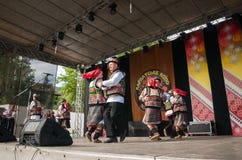 Hutsuly в фольклорных костюмах Украинские люди в традиционных костюмах на празднике стоковые фото Hutsuly в фольклорных костюмах Украинские люди в традиционных костюмах на празднике стоковые фото