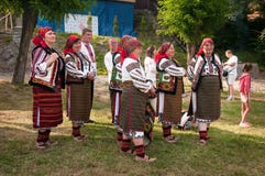 Hutsuly в фольклорных костюмах Украинские люди в традиционных костюмах на празднике стоковое изображение Hutsuly в фольклорных костюмах Украинские люди в традиционных костюмах на празднике стоковое изображение