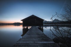 Hutte de pêcheur au lac Hopfensee photo libre de droits Hutte de pêcheur au lac Hopfensee photo libre de droits