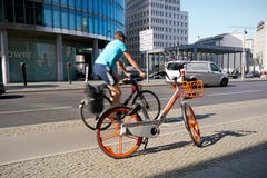 Huurfiets op Potsdamer Platz in Berlijn stock foto Huurfiets op Potsdamer Platz in Berlijn stock foto