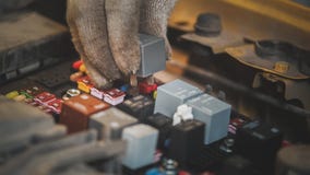 Huv av de bil- elektriska säkringarna, elektriskt ledningsnät royaltyfria bilder Huv av de bil- elektriska säkringarna, elektriskt ledningsnät royaltyfria bilder