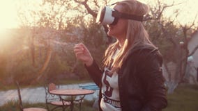 Huvud-monterad skärm för ung kvinna bruk lager videofilmer Huvud-monterad skärm för ung kvinna bruk lager videofilmer