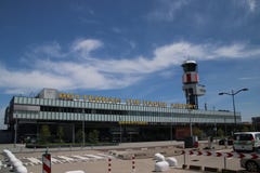 Huvudbyggnad av den Rotterdam Haag flygplatsen, en liten flygplats nästan Rotterdam, Nederländerna royaltyfri foto Huvudbyggnad av den Rotterdam Haag flygplatsen, en liten flygplats nästan Rotterdam, Nederländerna royaltyfri foto