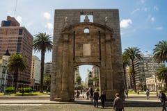Huvudsaklig fyrkant i Montevideo, Plaza de la independencia, salvapala arkivbild Huvudsaklig fyrkant i Montevideo, Plaza de la independencia, salvapala arkivbild