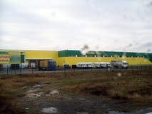 HUVUDVÄG E50, SLOVAKIEN - JANUARI 2, 2012: Gränsmärken och landskap av motorwayen Uzhgorod - Poprad fotografering för bildbyråer HUVUDVÄG E50, SLOVAKIEN - JANUARI 2, 2012: Gränsmärken och landskap av motorwayen Uzhgorod - Poprad fotografering för bildbyråer
