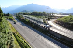 Huvudväg i Schweiz med berget i bakgrund royaltyfri fotografi Huvudväg i Schweiz med berget i bakgrund royaltyfri fotografi