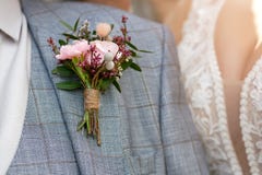 Huwelijksachtergrond, boutonniere op het bruidegomsjasje stock foto Huwelijksachtergrond, boutonniere op het bruidegomsjasje stock foto