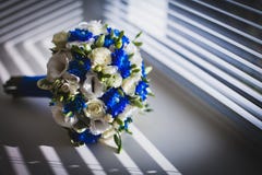 Huwelijksboeket op het venster met zonneblinden de attributen van de bruidegom Onlangs echtpaar stock fotografie Huwelijksboeket op het venster met zonneblinden de attributen van de bruidegom Onlangs echtpaar stock fotografie