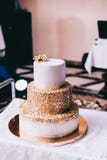 Huwelijkscake met bloemen geel beige turkoois bluegold stock fotografie Huwelijkscake met bloemen geel beige turkoois bluegold stock fotografie