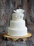Huwelijkscake met wit fondantje wordt behandeld dat royalty-vrije stock afbeeldingen Huwelijkscake met wit fondantje wordt behandeld dat royalty-vrije stock afbeeldingen
