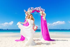 Huwelijksceremonie op een tropisch strand in purple Gelukkige blonde brid royalty-vrije stock afbeeldingen Huwelijksceremonie op een tropisch strand in purple Gelukkige blonde brid royalty-vrije stock afbeeldingen